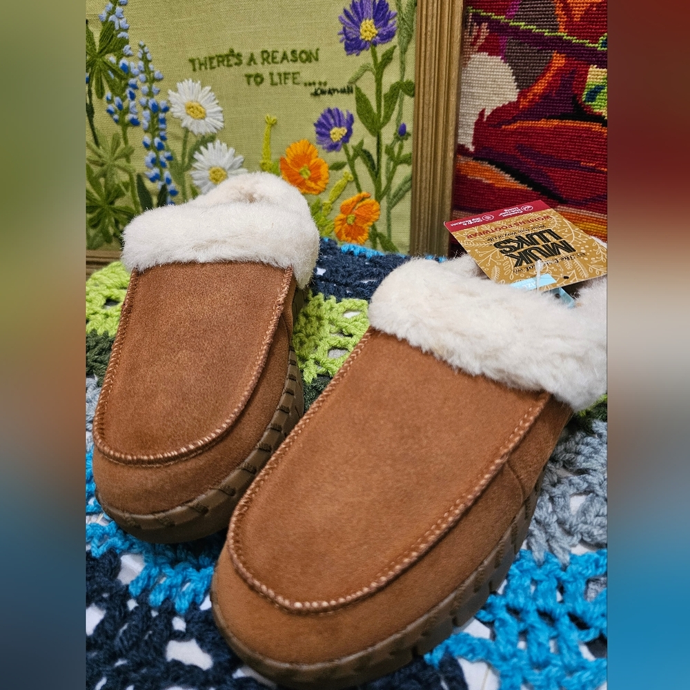 NWT Muk Luks Women's Cognac Suede Wool Lined Flexi Buffalo Shoe Clogs Sz 7